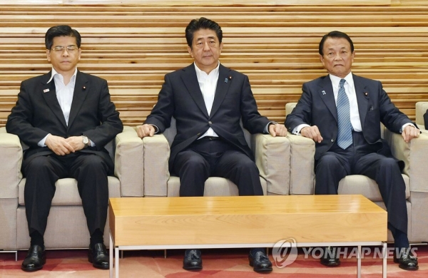 각의 참석한 아베 일본 총리아베 신조 일본 총리(가운데)가 2일 도쿄에서 각의(국무회의)에 참석하고 있다. 일본 정부는 이날 각의에서 한국을 '백색국가'(화이트 리스트) 명단에서 제외하는 수출무역관리령 개정안을 의결했다. (사진=연합뉴스)
