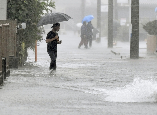 태풍 하기비스 영향으로 물에 잠긴 日 도로12일 제19호 태풍 하기비스의 영향으로 폭우가 쏟아진 일본 시즈오카(靜岡)시의 도로가 물에 잠긴 가운데 행인이 걸어가고 있다. 2019.10.12 (시즈오카 교도=연합뉴스)