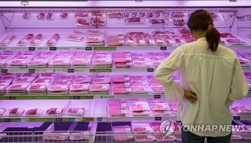 대형마트에서 돼지고기 살펴보는 여성 [연합뉴스 자료사진]
