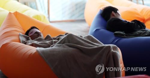 서울의 한 자치단체가 주관한 '낮잠 자기' 이벤트 [연합뉴스 자료사진]