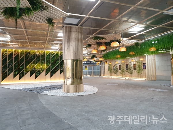 문화전당역 6번 출구 지하도 '도심속 자연'