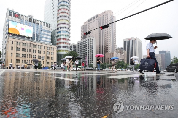 본격적인 장마 시작 장마가 시작된 24일 오후 우산을 쓴 시민들이 서울 세종대로 사거리를 걷고 있다. 2020.6.24 (사진=연합뉴스)