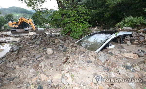 충북 충주에서 토사에 묻힌 차량 (2020년 8월 2일) [연합뉴스 자료사진]