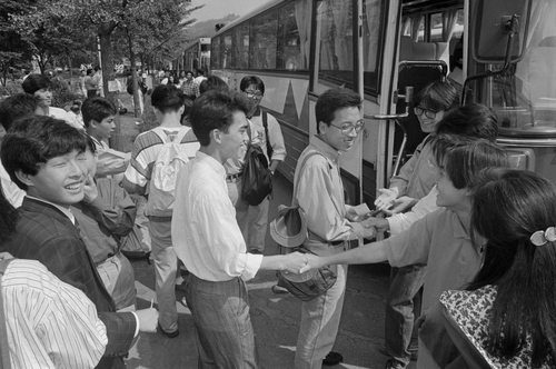 전세버스 타고 고향 가는 연세대 학생들(1991년)연합뉴스 자료사진