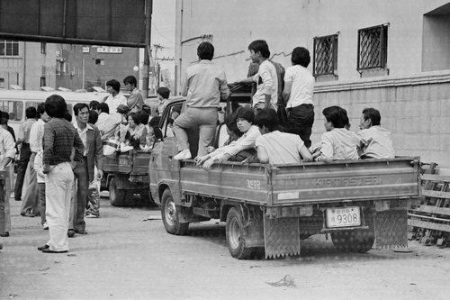 용달차 뒤에 타고 성묘 가는 시민들(1984년)연합뉴스 자료사진