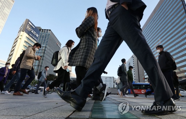 웅크린 출근길 전국 대부분 지역의 아침 기온이 10도 안팎으로 내려간 5일 오전 서울 광화문역 인근에서 시민들이 길을 건너고 있다. 2020.10.5 (사진=연합뉴스)