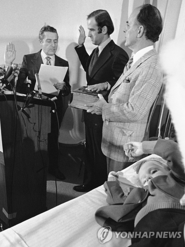 1973년 1월 사고로 다친 어린 아들들이 입원한 델라웨어주 병원에서 상원의원 취임 선서를 하는 조 바이든 [AP=연합뉴스]