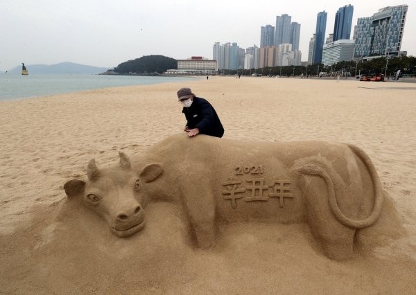 모래 조각가 김길만 씨가 부산 해운대해수욕장에 만든 작품