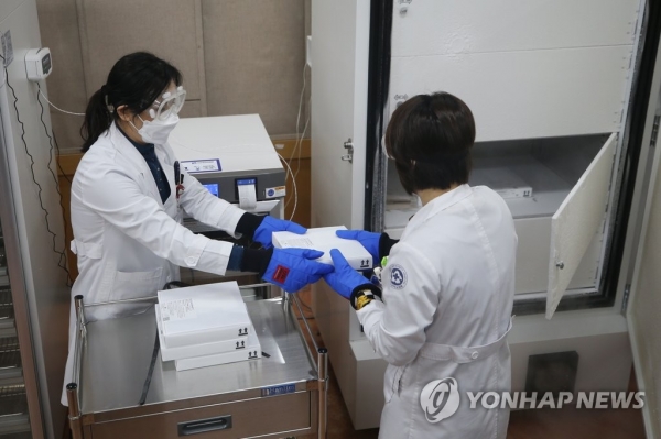 광주에 도착한 화이자 백신, 초저온 냉동고로 직행 [연합뉴스 자료사진]
