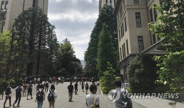 일본 와세다대 캠퍼스 일본 도쿄 와세다대 캠퍼스에서 학생들이 걸어가고 있다.