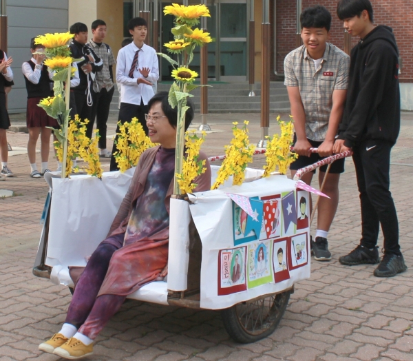 꽃마차 탄 선생님. 2019.5.15 청주 미원중학교 학생들이 스승의 날을 맞아 직접 만든 꽃마차에 선생님을 태워 이동하고 있다. [연합뉴스 자료사진]