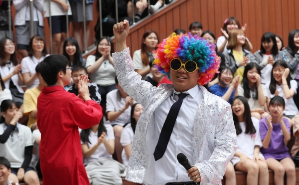 스승의 날, 선생님도 학생도 즐거워. 2019.5.15 서울 중랑구 신현중학교에서 열린 스승의 날 행사인 '사제동행 콘서트'에서 기술 선생님이 학생들과 함께 '아모르파티' 노래를 부르며 춤을 추고 있다.