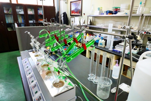 미래의 술을 개발하기 위한 실험이 진행되는 '과학실'