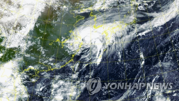 제14호 태풍 '찬투' 위성 GIF 720 X 406 (14일 오전 0시, 6시 50분 기준)[국가위성센터 제공]