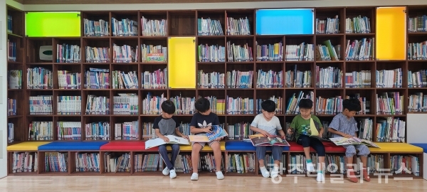 천태초 하늘별나르샤 도서관을 이용하는 아이들
