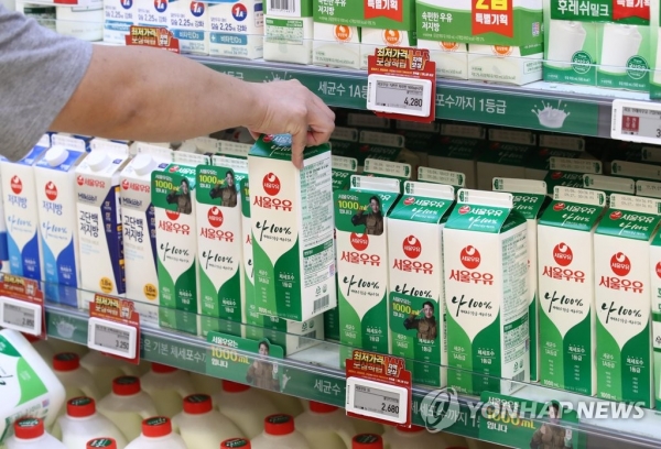 우유 제품 가격 줄줄이 인상우유 제품 가격이 줄줄이 오르고 있다. 서울우유는 1일부터 우유 제품 가격을 평균 5.4% 인상했다. 남양유업과 매일유업도 평균 4~5% 정도 인상할 계획이라고 밝혔다. 사진은 이날 서울의 한 대형마트에서 우유를 고르는 시민의 모습. 2021.10.1 (사진=연합뉴스)