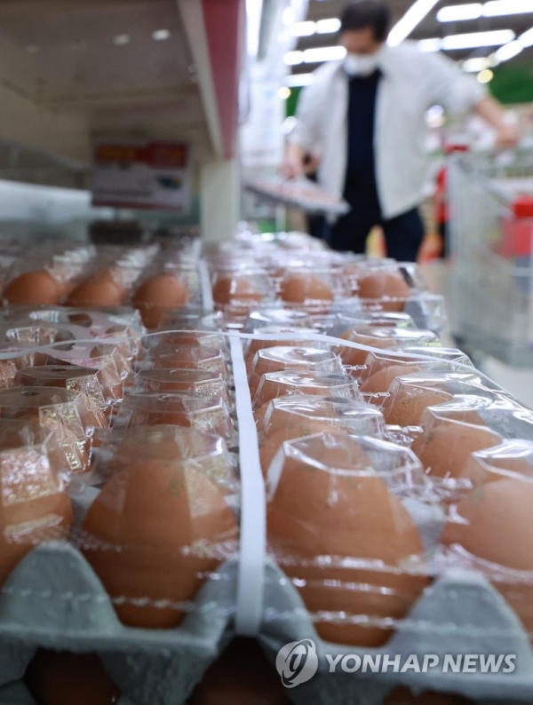 지난 6일 서울의 한 마트에서 소비자가 달걀을 고르는 모습[연합뉴스 자료사진]