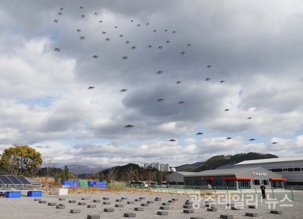 11일 광양 익신산단에 위치한 날다드론교육장에서 48대로 구성된 군집드론이 일제히 하늘로 날아오르고 있다.