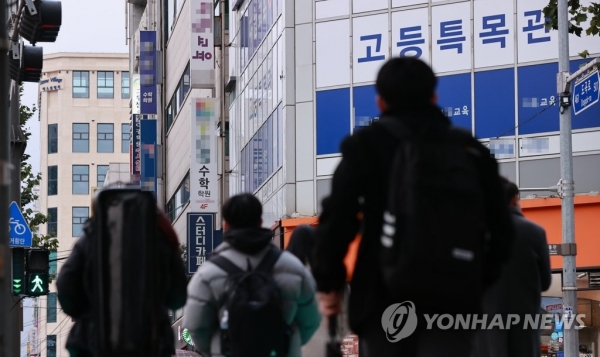 대치동 학원가 오가는 학생들9일 오후 서울 강남구 대치동 학원가에서 학생들이 오가고 있다. 2021.11.9 (사진=연합뉴스)