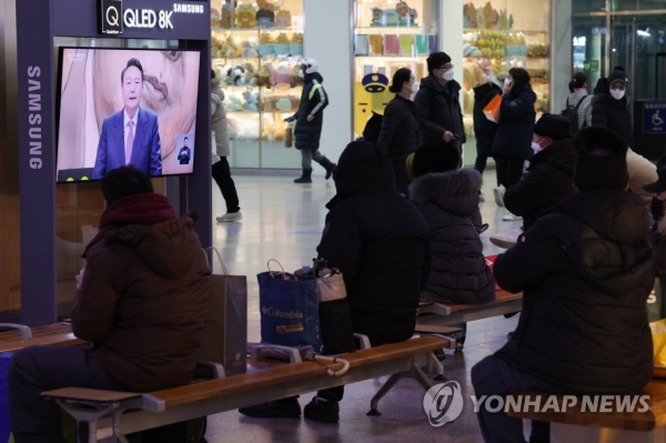 대선후보 TV토론3일 오후 서울역 대합실에서 시민들이 대선후보 TV 토론을 시청하고 있다. 2022.2.3 (사진=연합뉴스)