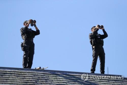 백악관 웨스트윙 옥상에 서 있는 스나이퍼들[EPA 연합뉴스 자료사진. 재판매 및 DB 금지]