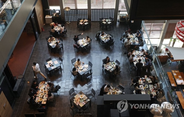 거리두기 적용한 식당 모습[연합뉴스 자료사진]