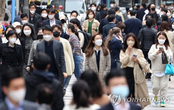 정부, 야외 마스크 착용 의무 해제 검토중정부가 대규모 집회·행사를 제외한 일반적인 상황에서 야외 마스크 착용 의무를 없애는 방안을 논의 중인 가운데 14일 서울 명동거리에서 시민들이 마스크를 쓴 채 걸어가고 있다.내주부터 적용되는 새로운 거리두기 조정안은 오는 15일 발표된다. 2022.4.14 (사진=연합뉴스)