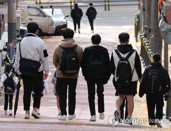 서울 시내 한 고등학교에서 학생들이 하교하는 모습 [연합뉴스 자료사진]