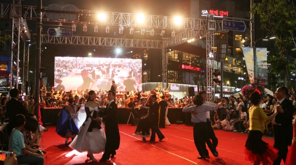 곡성세계장미축제 왈츠를 만나다. 사진은 서울 신촌왈츠축제