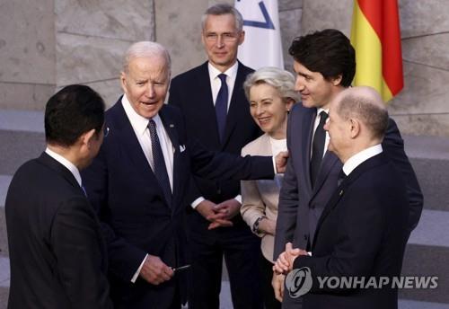 대화 나누는 G7 정상들[AP=연합뉴스 자료사진]