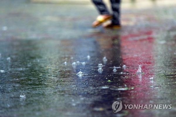 빗방울 떨어지는 광주 도심[연합뉴스 자료사진]