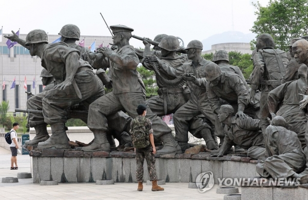 오늘은 6·25 전쟁 72주년6·25 전쟁 72주년인 25일 서울 용산구 전쟁기념관을 찾은 한 장병이 조형물을 살펴보고 있다. 2022.6.25 (사진=연합뉴스)