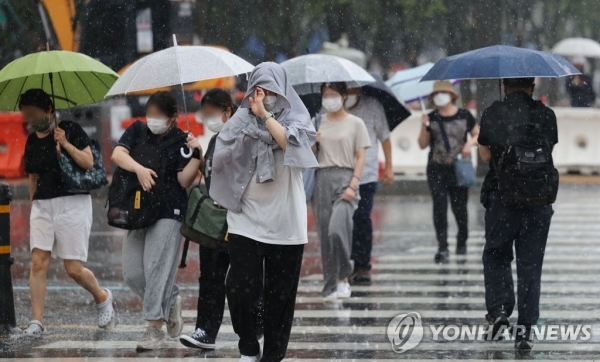 갑자기 쏟아지는 비11일 오후 서울 종로구 광화문광장 네거리에 비가 쏟아지고 있다. 2022.7.11 (사진=연합뉴스)