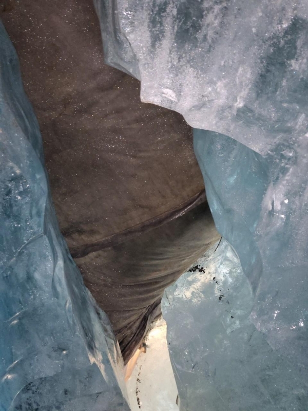 얼음 동굴이 녹아 생긴 구멍지난 7월 30일(현지시간) 스위스 발레주 론 빙하에 있는 얼음 동굴 천장이 녹아 구멍이 생기면서 동굴 겉면을 덮고 있는 천막이 보인다. 2022.7.30 (발레[스위스]=연합뉴스)