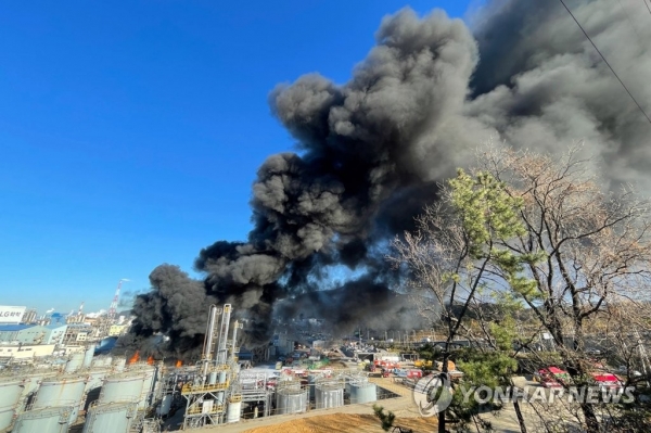여수산단 화학공장서 불…치솟는 검은 연기[연합뉴스 자료사진]