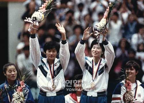1988년 서울 올림픽에서 시상대에 오른 현정화와 양영자 선수[연합뉴스 자료사진]