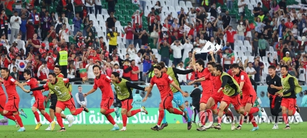 한국 12년 만에 16강 진출3일 오전(한국시간) 카타르 알라이얀의 에듀케이션 시티 스타디움에서 열린 2022 카타르 월드컵 조별리그 H조 3차전 대한민국과 포르투갈 경기에서 2-1로 승리하며 16강 진출에 성공한 대표팀 선수들이 세리머니를 하고 있다. 2022.12.3 (사진=연합뉴스)