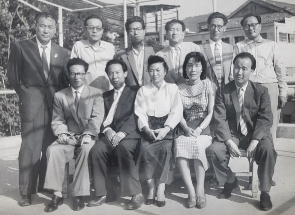 백양회 회원. 1950년대 후반 천경자(첫번째줄 왼쪽에서 두번째), 박래현(첫번째줄 중앙), 김기창(두번째 줄 맨 좌측), 이유태(두번째줄 우측에서 두번째),김정현(두번째줄 맨 우측)