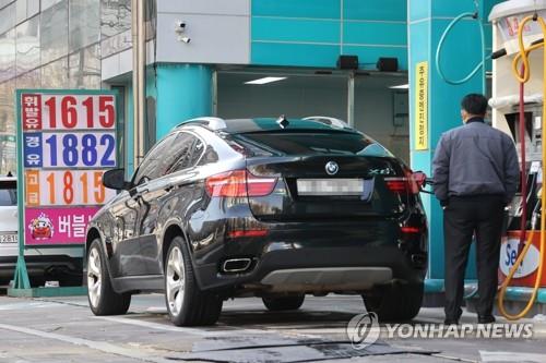 12월 19일 서울 시내 주유소에서 주유 중인 차량[연합뉴스 자료사진]