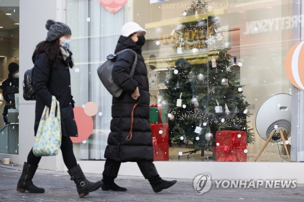 명동에 찾아온 크리스마스 분위기크리스마스를 이틀 앞둔 23일 오후 서울 명동거리 한 점포에 크리스마스트리가 세워져 있다. 2022.12.23 (사진=연합뉴스)