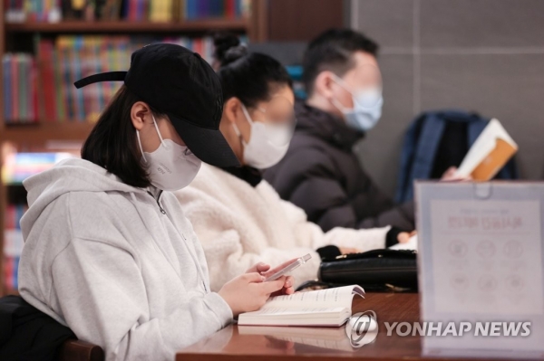 마스크 쓰고 책 읽는 시민들지난 16일 시민들이 서울 시내 한 대형서점에서 마스크를 착용하고 책을 읽고 있다. 2023.1.16 (사진=연합뉴스)