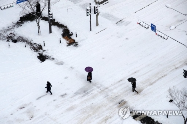 폭설에 덮인 도로[연합뉴스 자료사진]
