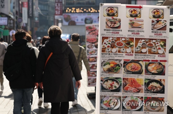 외식물가 고공행진 언제까지외식물가 고공행진이 이어지는 가운데 6일 서울 명동 시내의 한 음식점 메뉴 가격표의 모습.이날 한국소비자원 가격정보 종합포털 참가격에 따르면 올해 1월 서울지역 기준으로 대표적인 8가지 외식품목 평균 가격은 전년 동기 대비 10.8% 올랐다. 특히 비빔밥은 8.8% 올라 1만원을 기록했고 냉면도 9.0% 상승한 1만692원으로 1만원선을 돌파했다. 2023.3.6 (사진=연합뉴스)