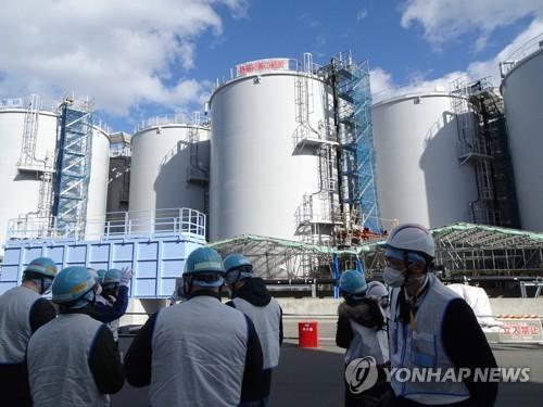 후쿠시마 원전 오염수 저장 탱크도쿄전력 관계자들이 2월 2일 후쿠시마 제1원자력발전소에서 외신 기자들에게 오염수 저장탱크를 설명하고 있다. 2023.2.6 (사진=연합뉴스)