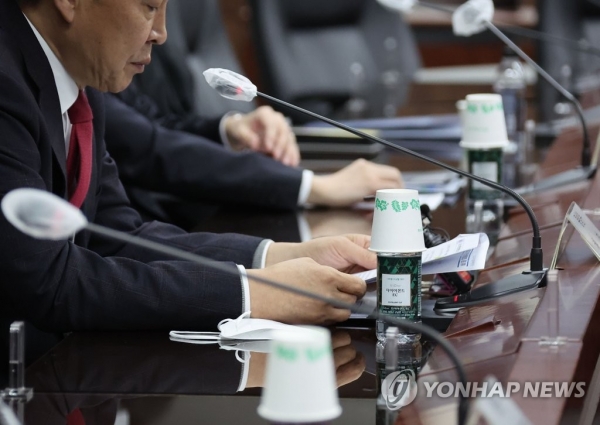작년 12월 9일 정부서울청사 통일부에서 열린 제2차 북한인권정책협의회 회의 책상위에 종이컵들이 놓여 있다.[연합뉴스 자료사진]