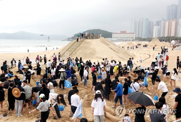 지난 19일 '2023 해운대 모래축제'가 개막한 부산 해운대해수욕장에서 시민들이 모래작품을 제작하는 체험을 하고 있다. [연합뉴스 자료사진]