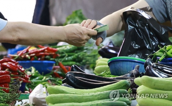기상 악재 계속, 들썩이는 밥상 물가1일 서울 서대문구의 한 전통시장에서 상인이 채소를 판매하고 있다.'극한 호우'에 이어 폭염이 지속되면서 농식품을 중심으로 장바구니 물가가 들썩이고 있다. 극한 호우'의 파급은 일정 시차를 두고 8~9월 물가지수부터 반영될 것으로 보인다. 7월 장마에 이어 8월 폭염, 9월 태풍 시즌까지 당분간 기상 악재가 이어져 가까스로 안정화 국면에 접어든 물가를 자극하지 않겠느냐는 우려도 나온다. 2023.8.1 (사진=연합뉴스)