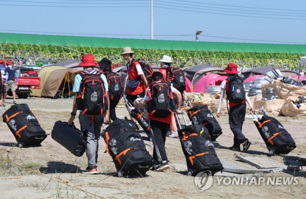 떠나는 세계잼버리 참가자들8일 오전 전북 부안군 새만금 세계스카우트 잼버리 야영지에서 홍콩 스카우트 대원들이 짐을 챙겨 잼버리 야영지를 떠나고 있다. 2023.8.8 (사진=연합뉴스)